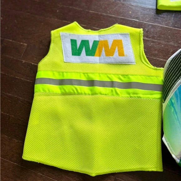 Kids Construction Costume Set with Vest, Hat, and Truck - Picture 3 of 3